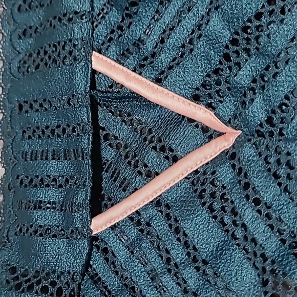 VICTORIA SECRET 2019 V CUT-OUT CHEEKY PANTIES - Picture 5 of 8